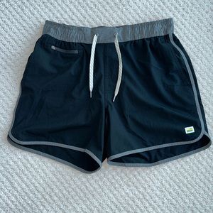 Vuori Swim Trunks Mens Small Gray Black Board Shorts